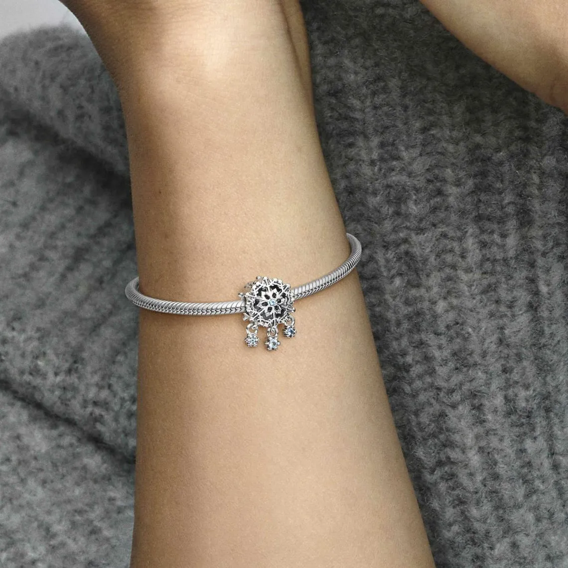 Charm Flocon de Neige Ruisselant Pandora Moments | 3 Suisses