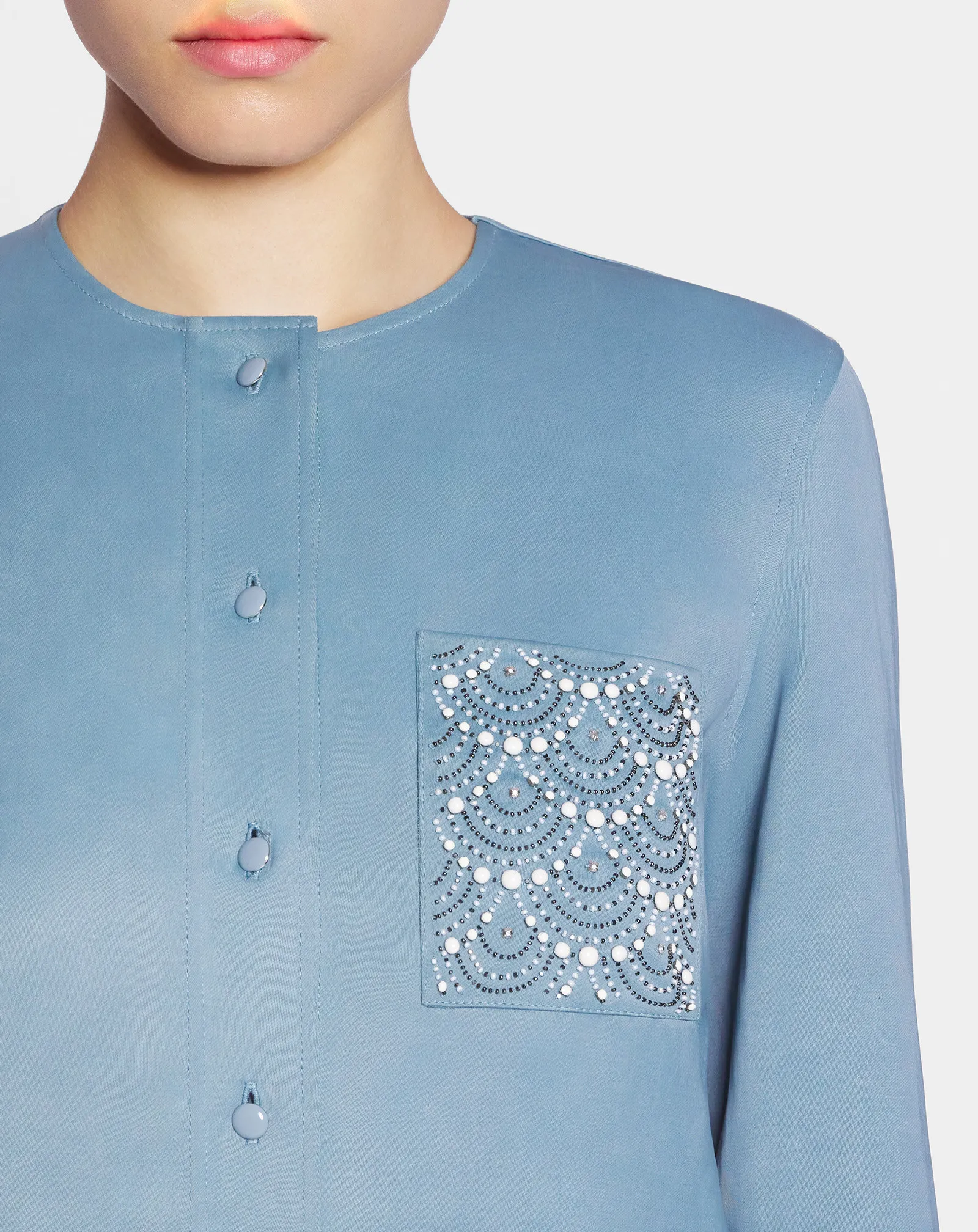 CHEMISE SANS COL À POCHE BRODÉE