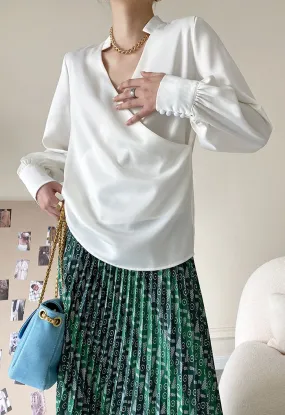 Chemise à smocks en satiné à col en V et devant croisé en blanc