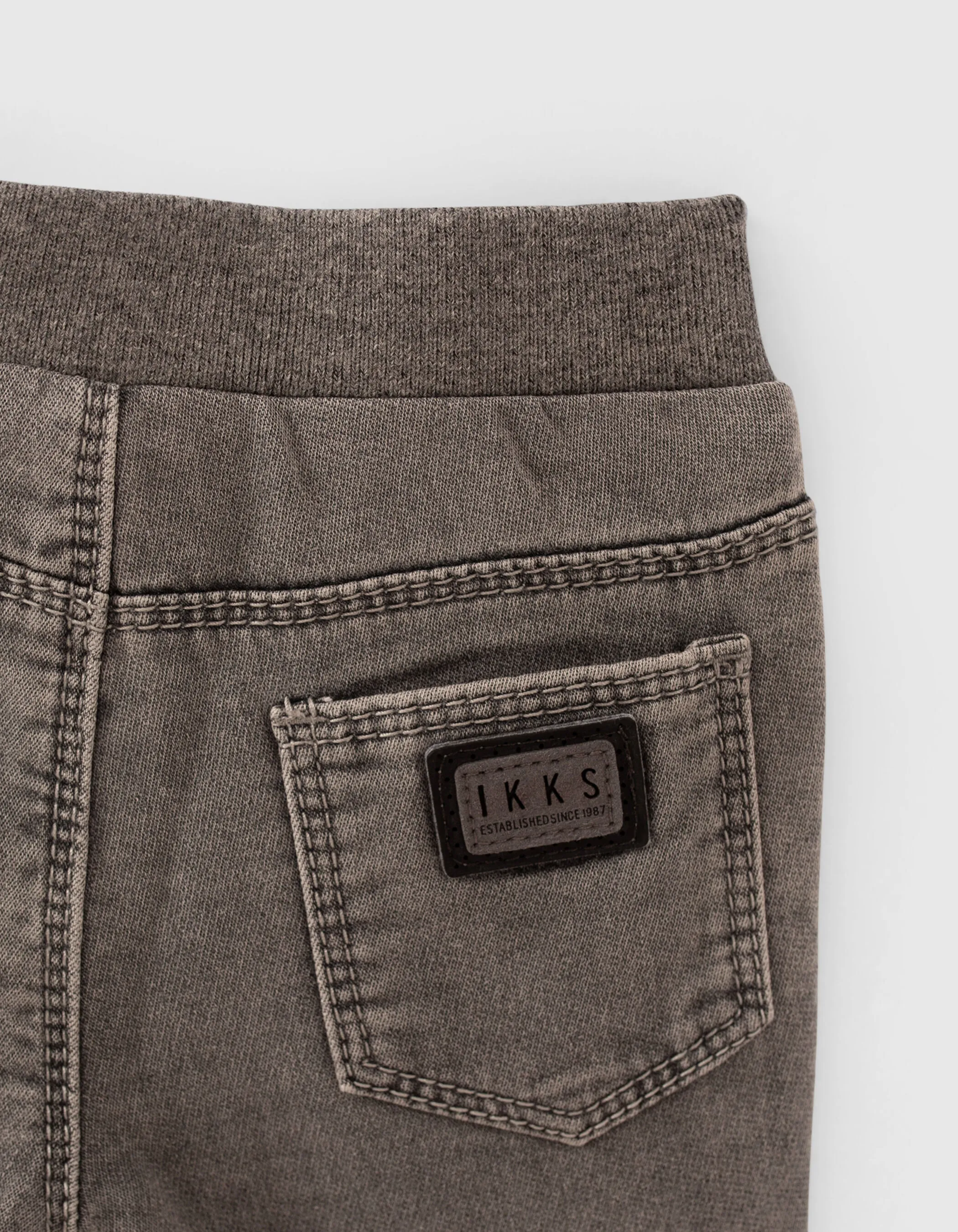 Jean gris avec print et badge bébé garçon