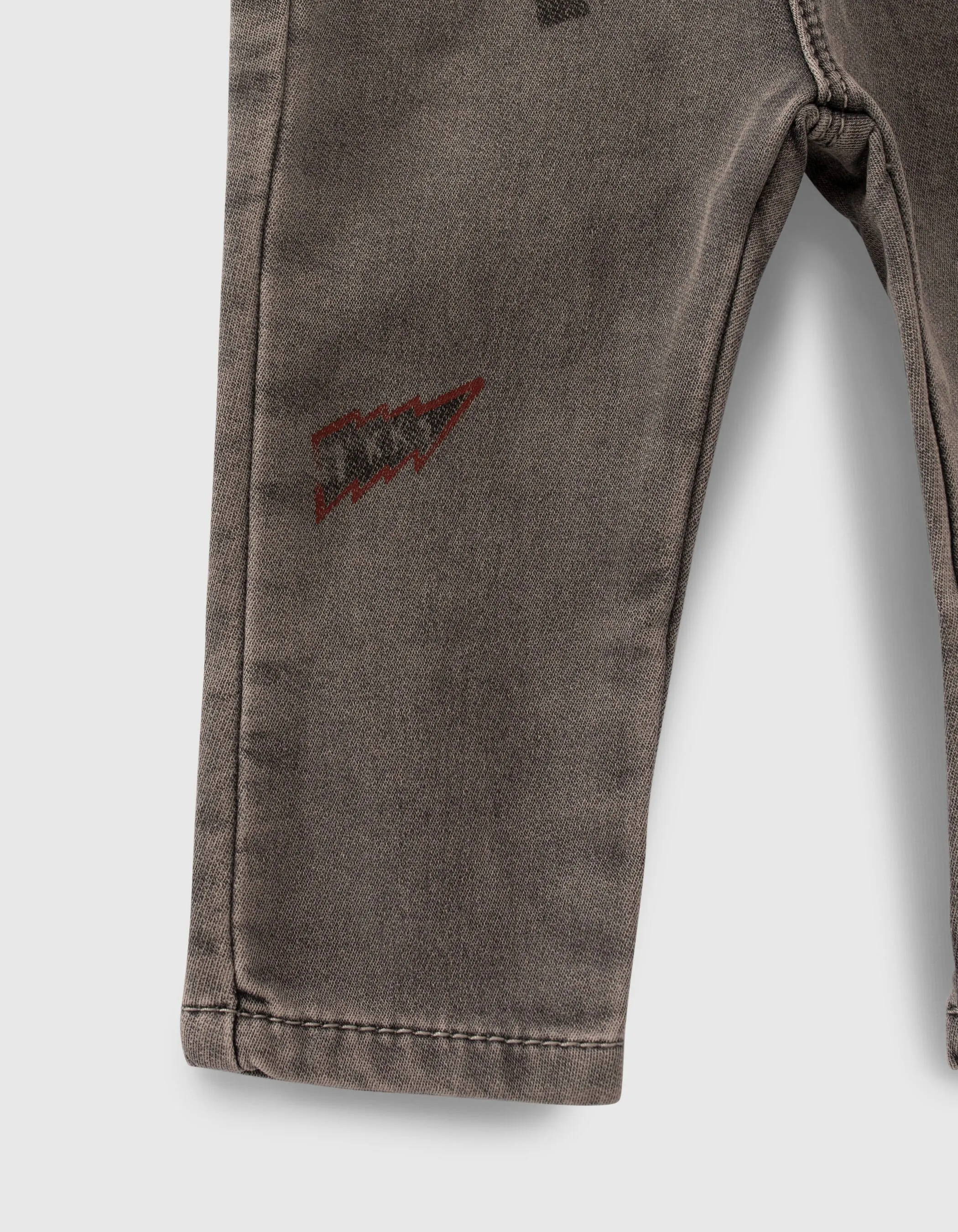 Jean gris avec print et badge bébé garçon