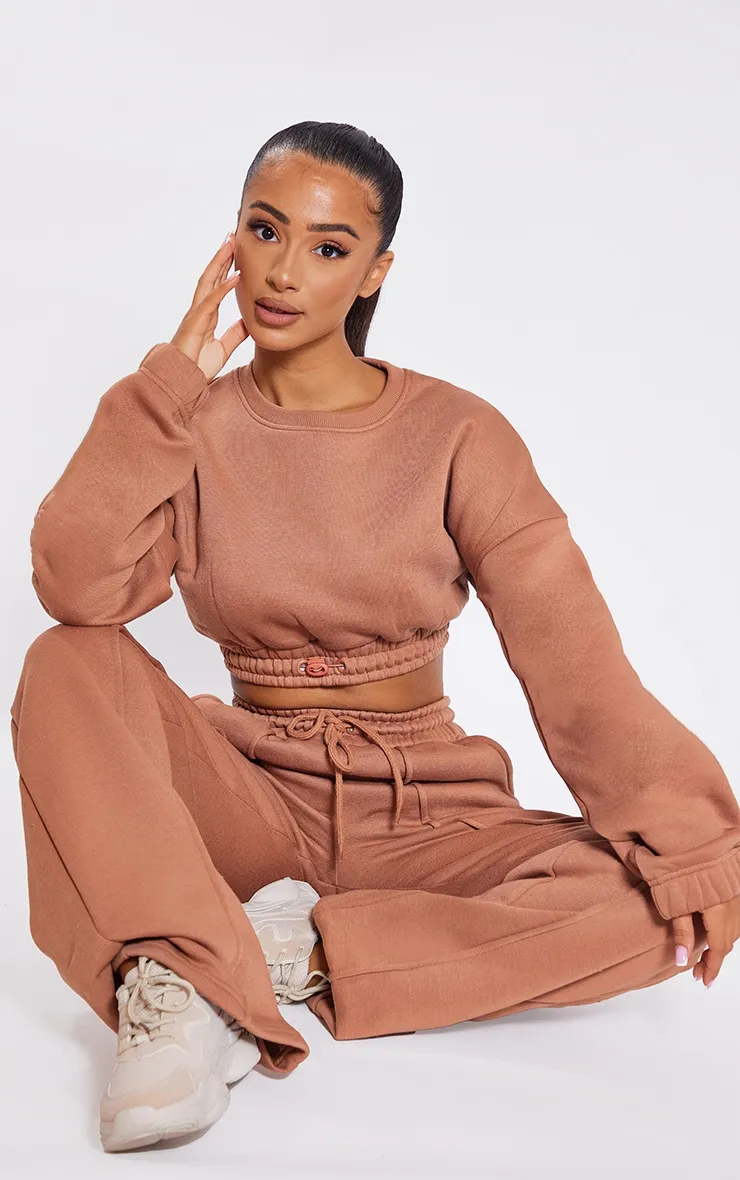 Petite Top court en sweat marron clair à ourlet élastique