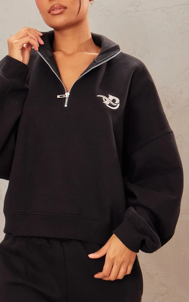 PRETTYLITTLETHING Sweat noir à demi-zip et logo brodé