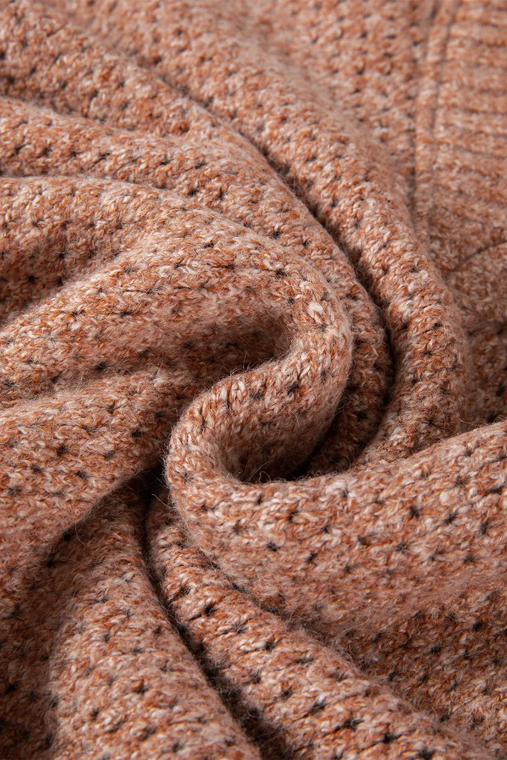 Pull ample marron foncé à col en V et épaules tombantes avec illets