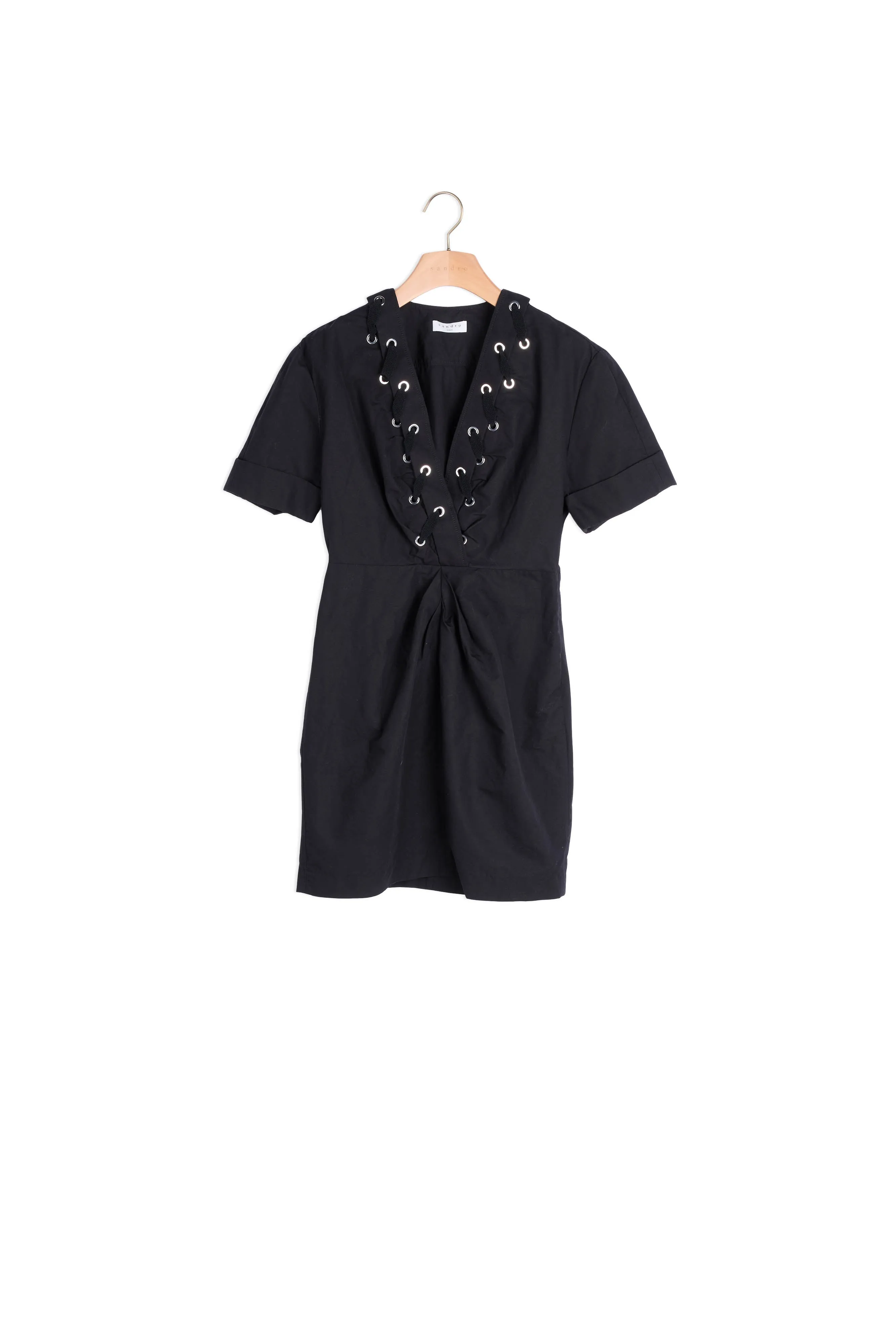 Robe courte ornée d'illets entrelacés