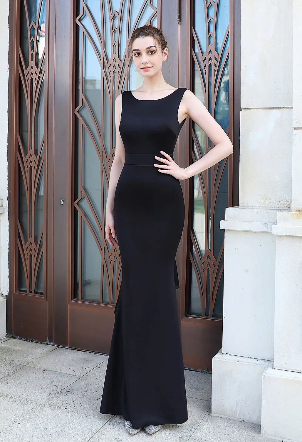 Robe sans manches à dos ouvert et bordure à volants en noir