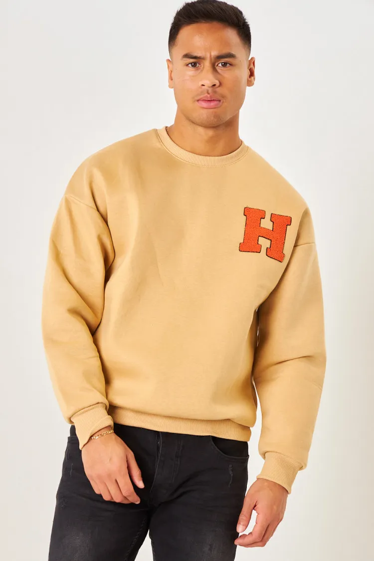 Sweat beige foncé à écusson "H" brodé