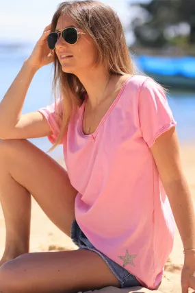 T-shirt rose délavé col v en coton étoile brillante dorée dans le bas